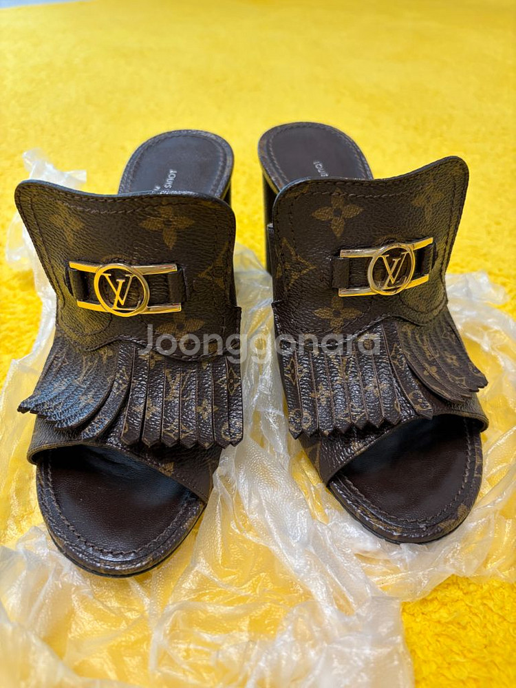 루이비통 인디애나 뮬 모노그램 샌들판매합니다--0