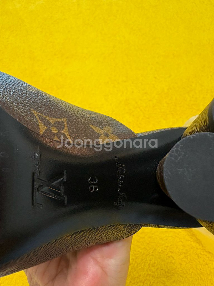 루이비통 인디애나 뮬 모노그램 샌들판매합니다--4