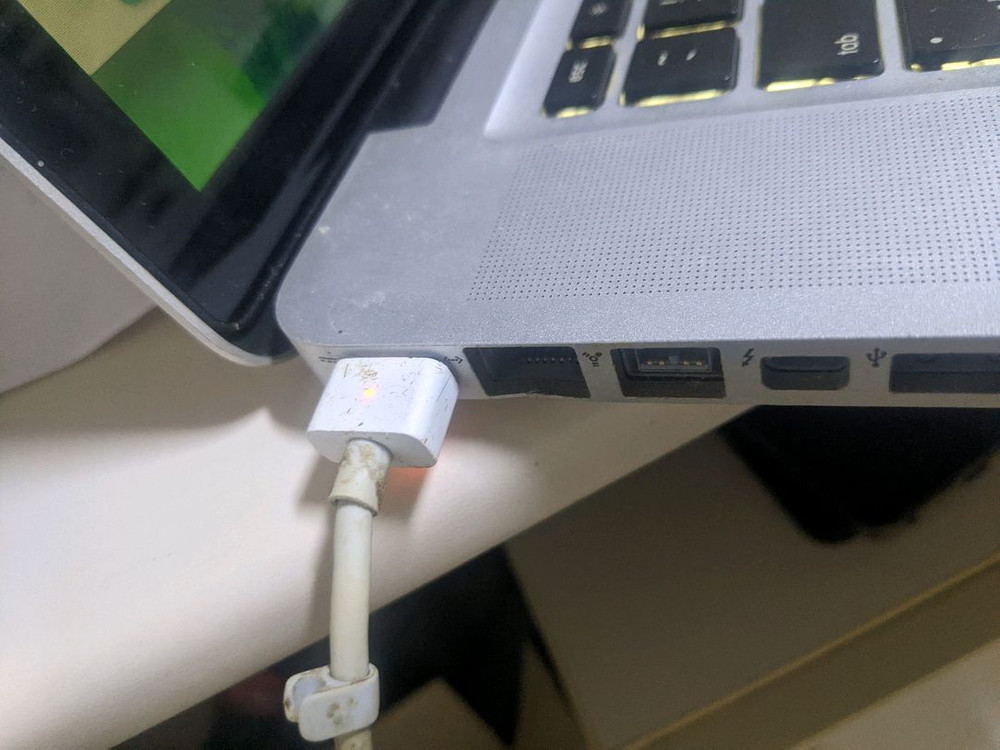 하자 있는 맥북 A1286 충전기--2