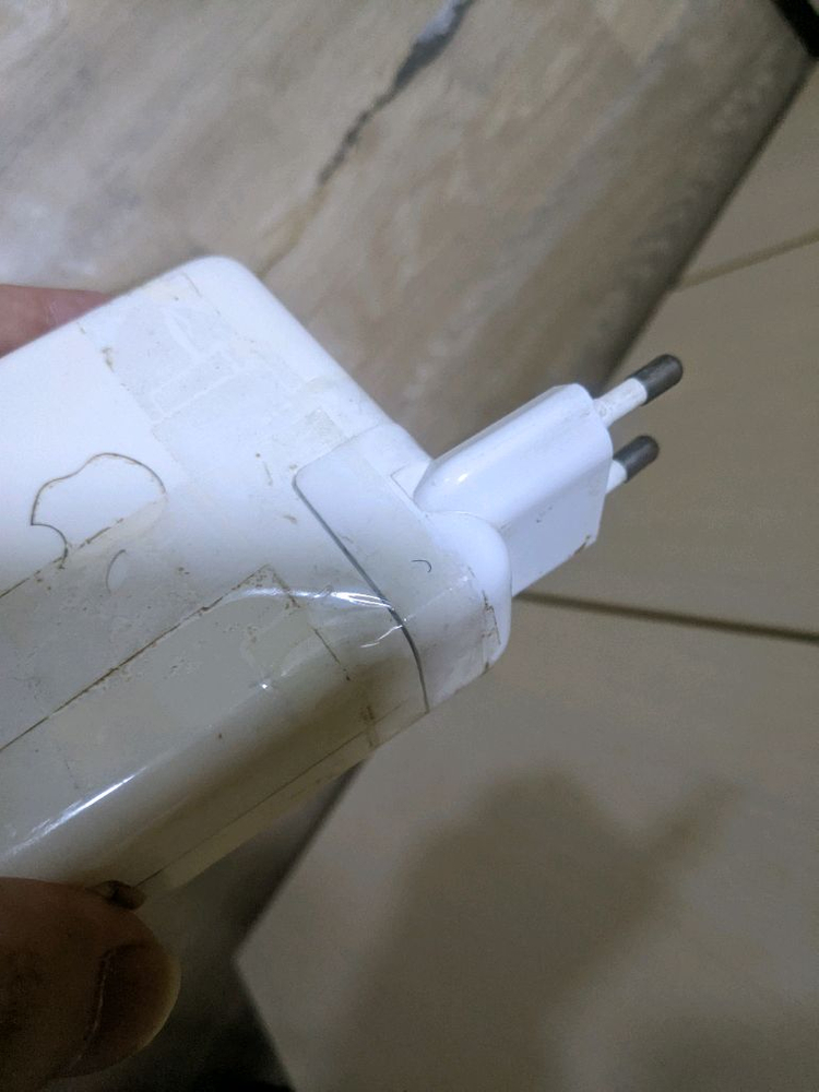 하자 있는 맥북 A1286 충전기--1