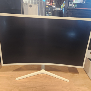 삼성 32인치 커브드 144hz 모니터 팝니다