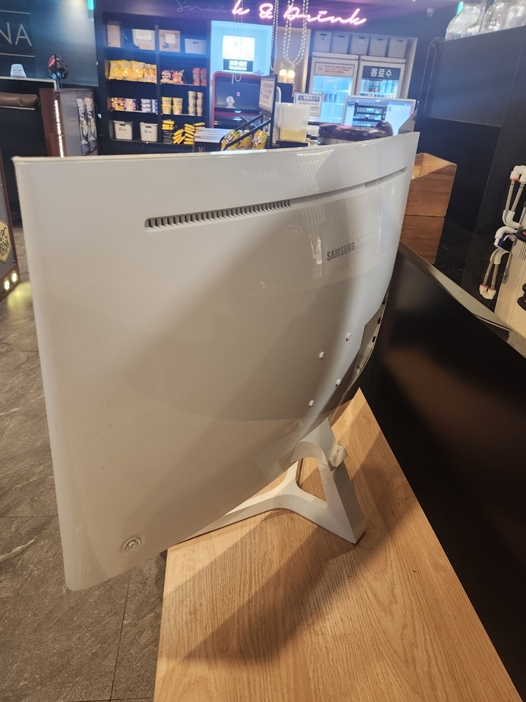 삼성 32인치 커브드 144hz 모니터 팝니다 이미지