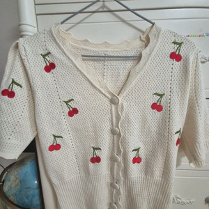 체리 가디건 펀칭 블라우스