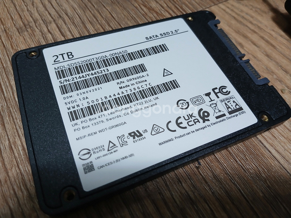 2TB SATA SSD 2.5" 새것 외장젠더와 케이블--3