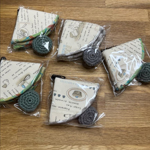 꼬깔모양 주방장갑 2개 & 뜨개 뚜껑 모자 1개