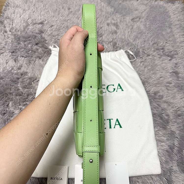 [풀구성] 보테가베네타 램스킨 카세트백 미듐 연두--8