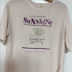 앳코너 베이지색 레터링 반팔 티셔츠