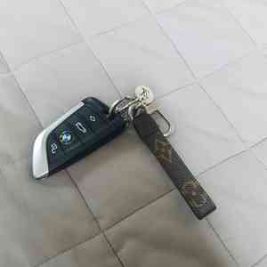 루이비통 모노그램 이클립스 드라곤느 백 참 & 키 홀더