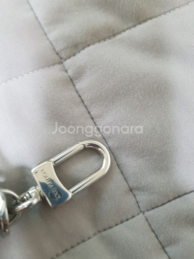 루이비통 모노그램 이클립스 드라곤느 백 참 & 키 홀더--2