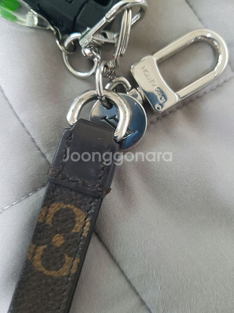 루이비통 모노그램 이클립스 드라곤느 백 참 & 키 홀더--4