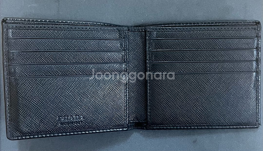 프라다 사피아노 삼각로고 반지갑--1