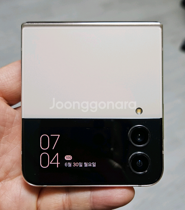 갤럭시 Z플립4 핑크골드 256GB 싸게 팝니다.--1