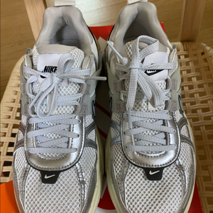 나이키V2K런 235사이즈 6.5 사이즈