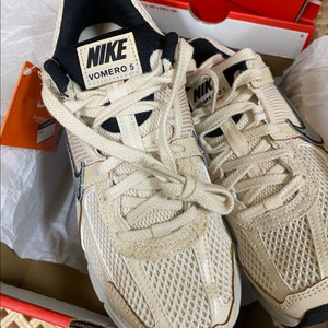 나이키 줌 보메로5 235새상품 6.5사이즈