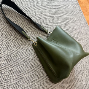 올리브 그린 버킷백