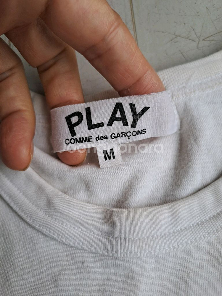 꼼데가르송 PLAY 골드 하트 반팔티 M사이즈--1