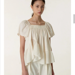 원가 16.8 킨더살몬 스퀘어넥 러플 블라우스