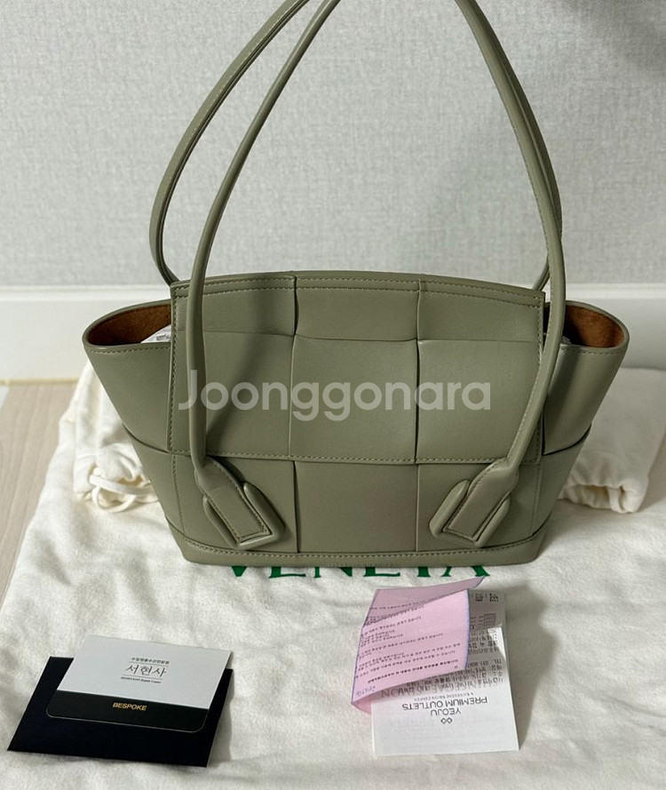 보테가베네타 아르코 스몰 트래버틴 컬러 판매합니다.--0