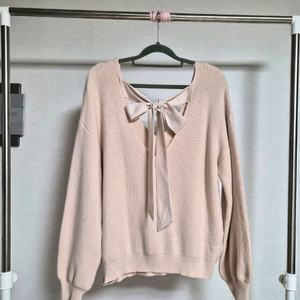 프리) 새옷 뒷리본 니트 백 트임 스웨터