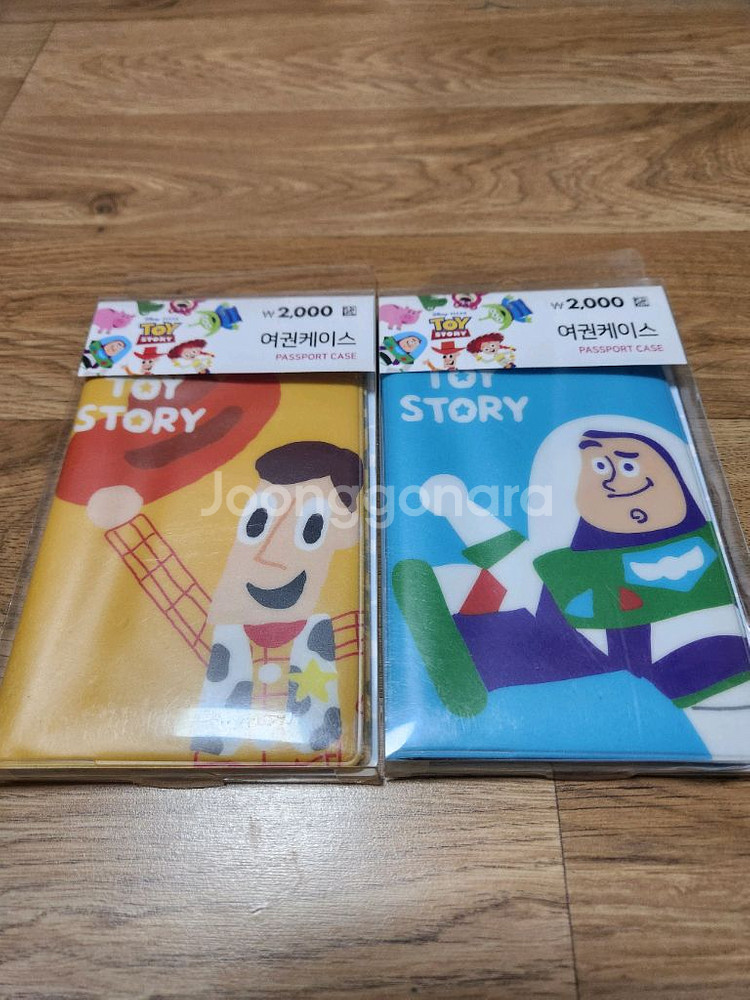 다이소 토이스토리 여권케이스 우디/버즈 2개 6천원--0