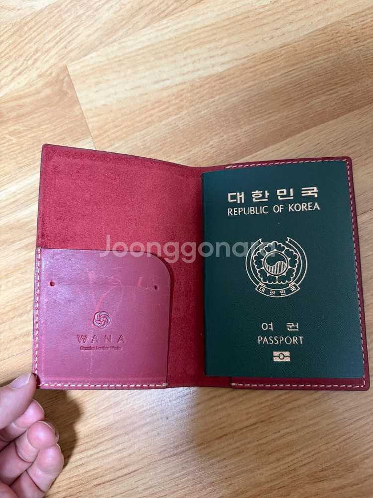 WANA 가죽 여권 커버 팝니다--2