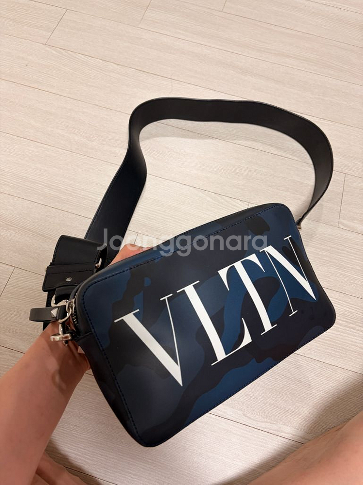 발렌티노 VLTN 카프스킨 바디크로스백--0