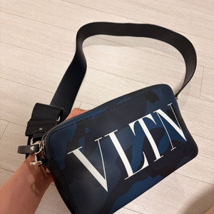 발렌티노 VLTN 카프스킨 바디크로스백