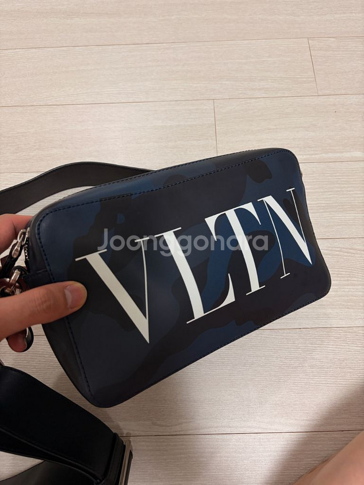 발렌티노 VLTN 카프스킨 바디크로스백--6