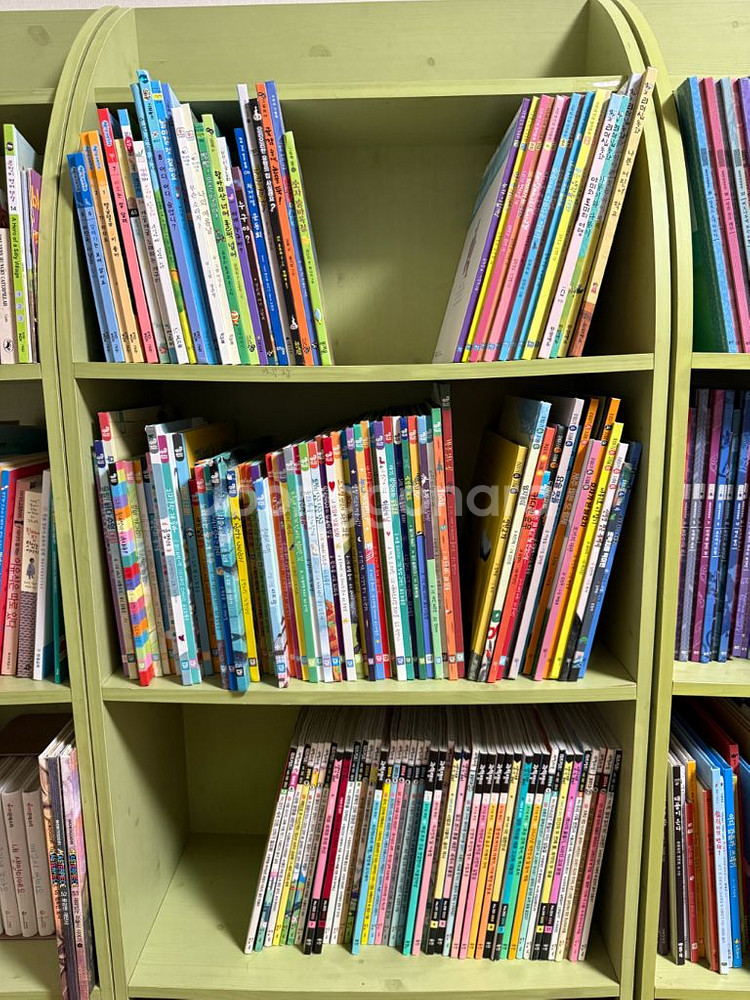 책장 + 책(그림동화, 웅진세계명작, 몬테소리영어책 등--1