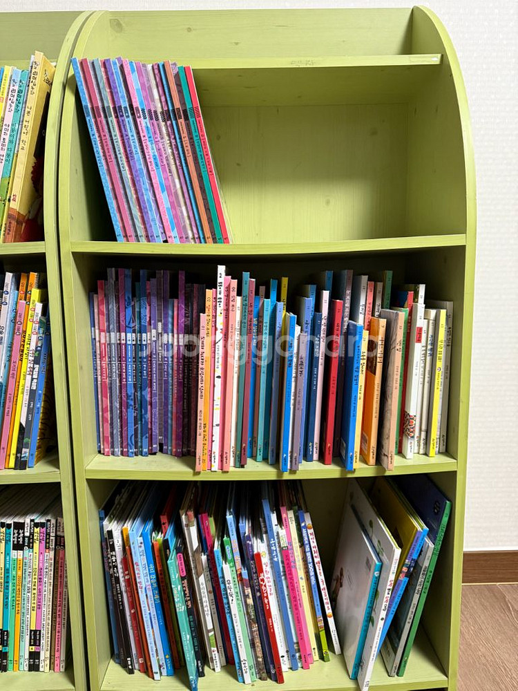 책장 + 책(그림동화, 웅진세계명작, 몬테소리영어책 등--2