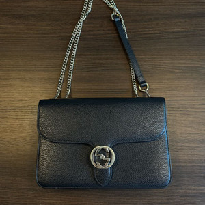 구찌 여성 GG 인터로킹 체인 숄더백 블랙 미디엄 사이