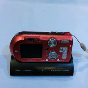 소니사이버샷 DSC-P100/R과 사이버샷 스테이션.