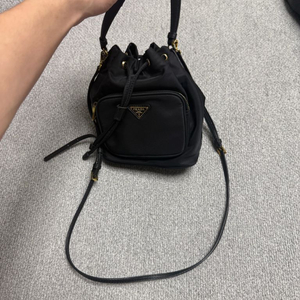 프라다 리나일론 버킷백(정품)