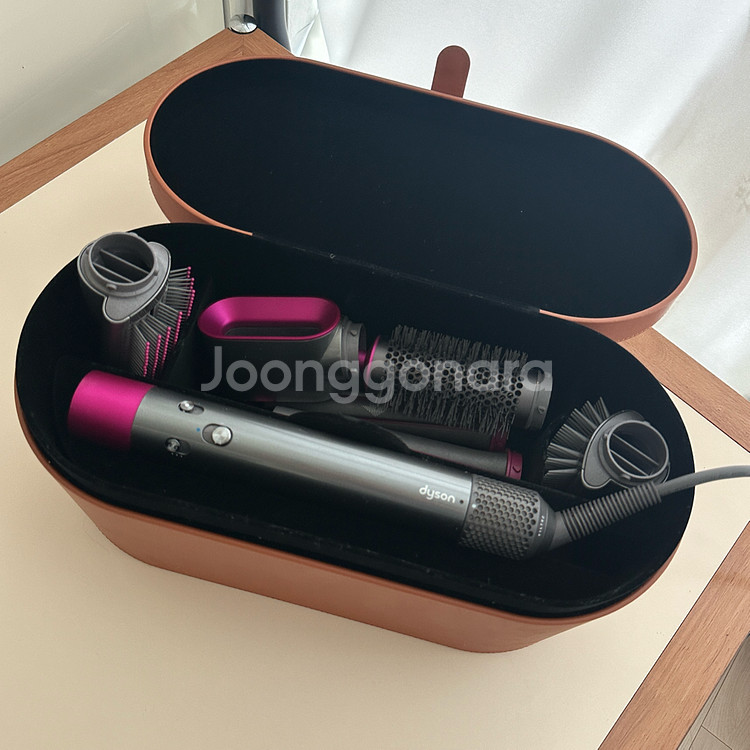 다이슨 에어랩 컴플리트 롱 푸시아버튼 팝니다.--1