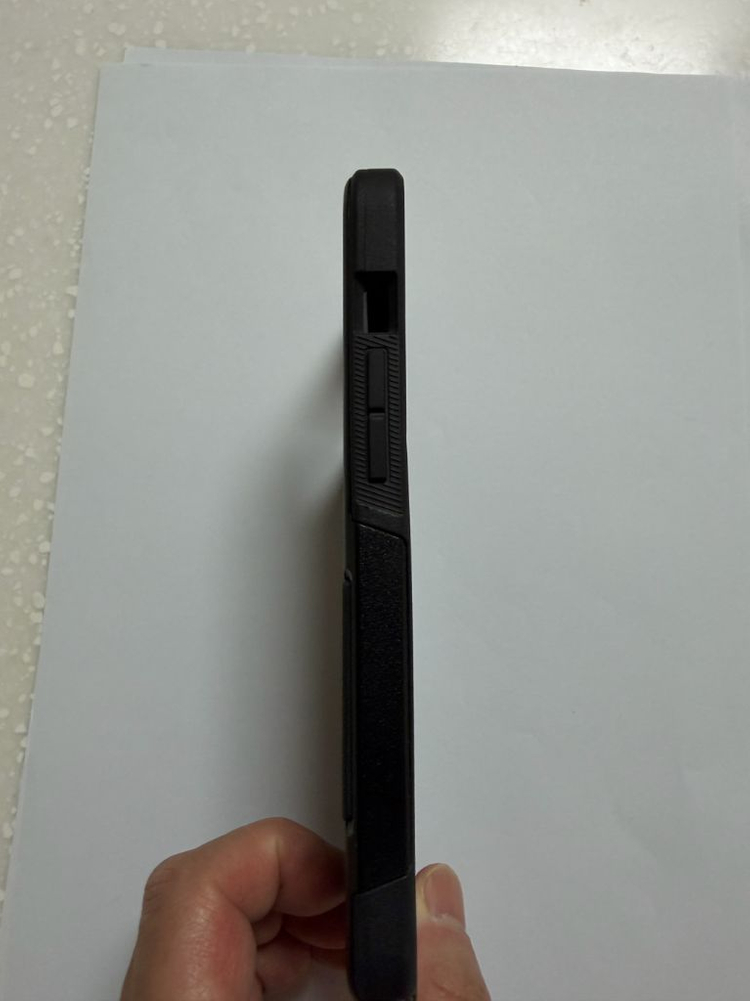 오터박스 커뮤터 시리즈 아이폰12프로맥스용 블랙 케이스 이미지