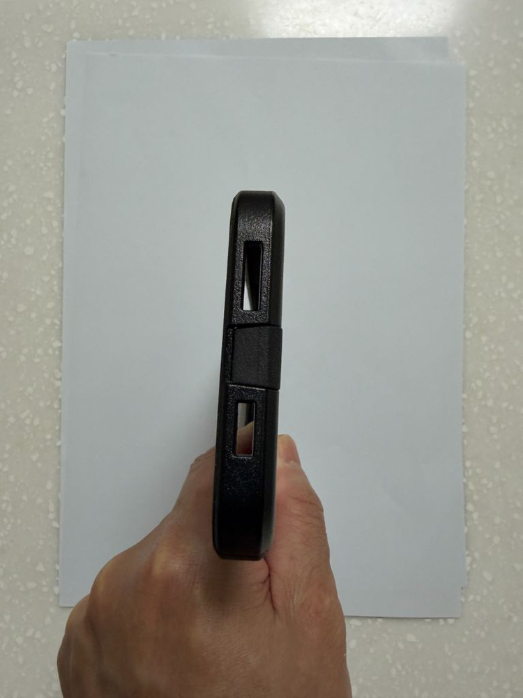 오터박스 커뮤터 시리즈 아이폰12프로맥스용 블랙 케이스 이미지