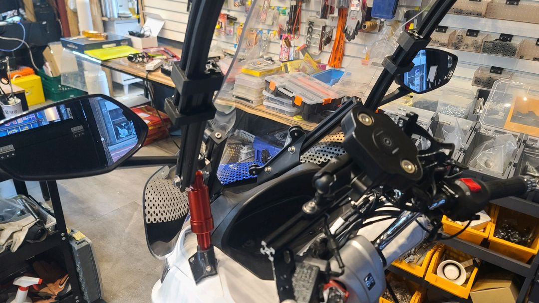 24년식 신차급 uhr125 캐노피바이크 4900km 이미지