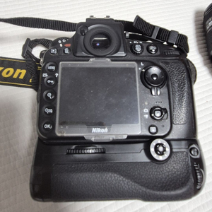 니콘d800과af35-70f2.8팝니다.