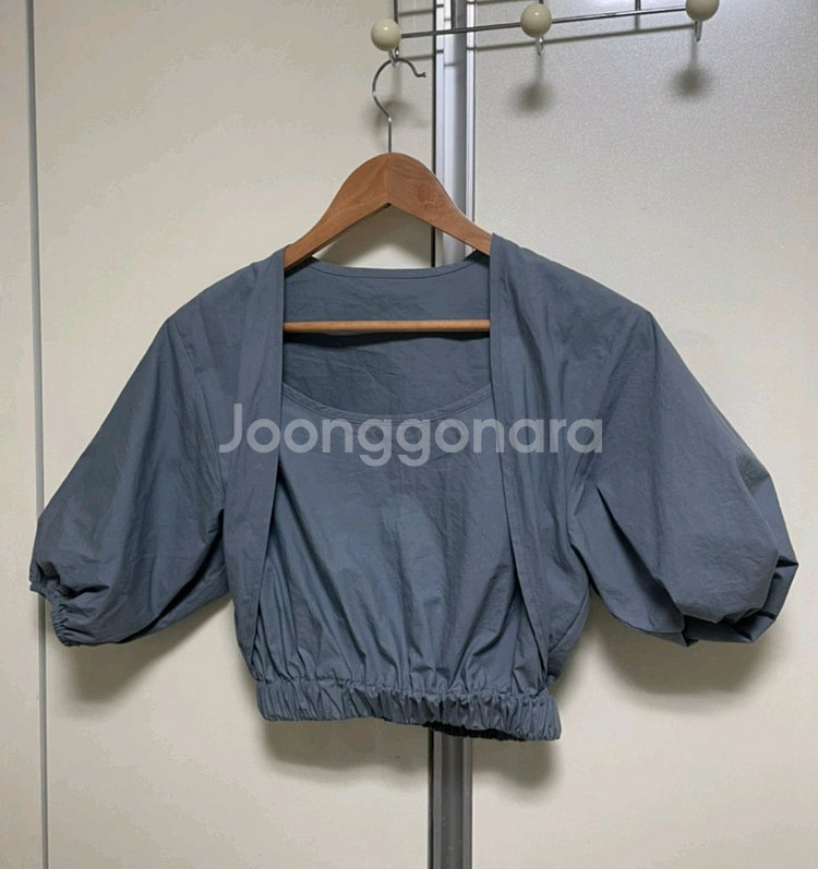 [거의새상품] 오라무드 바스락퍼프 크롭밴딩 반팔블라우스--1