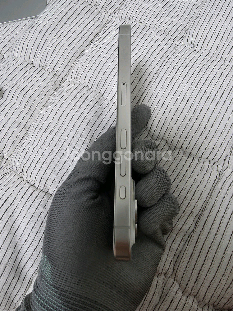 아이폰 15프로 화이트 256gb 자급제 풀박 팝니다--6