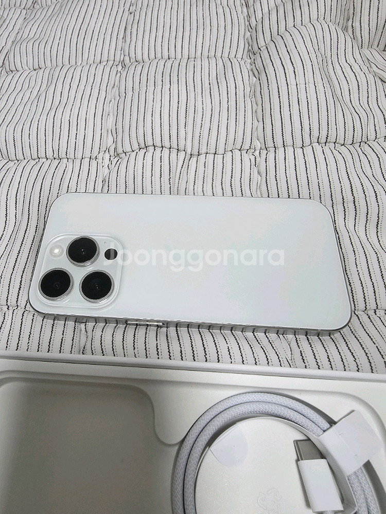 아이폰 15프로 화이트 256gb 자급제 풀박 팝니다--16