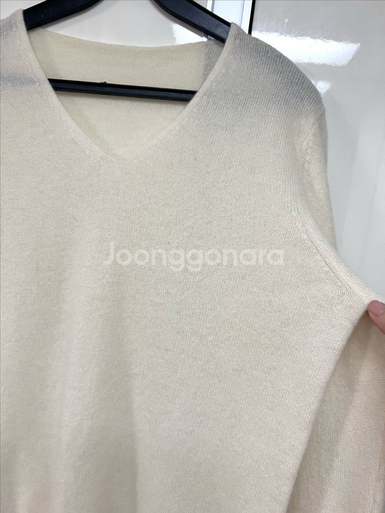 캐시미어100% 스컬비즈장식 브이넥 니트티셔츠 아이보리--10