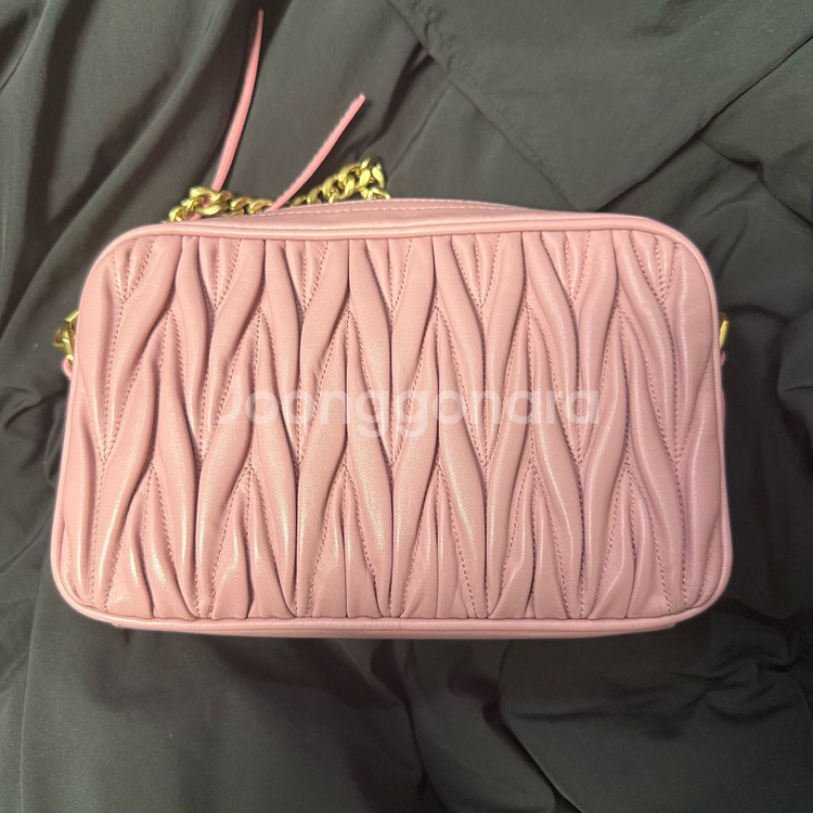 (중고) 미우미우 마테라쎄 카메라백 핑크--1