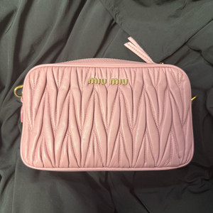 (중고) 미우미우 마테라쎄 카메라백 핑크