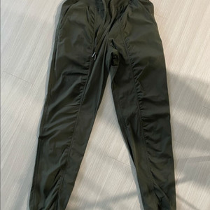 룰루레몬 댄스스튜디오 카키2