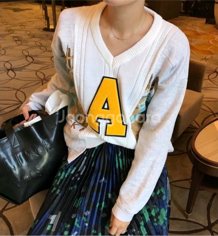 지에르 jierr니트배색 맨투맨 브이넥--5