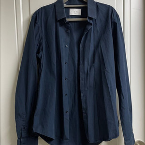 산드로 네이비 색상 긴팔 셔츠입니다