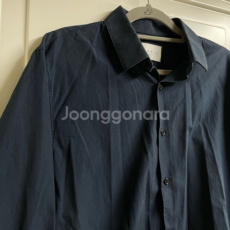 산드로 네이비 색상 긴팔 셔츠입니다--3