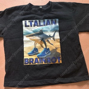 신발신은 상어 티셔츠