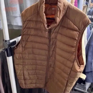 유니클로 남성 경량 패딩 조끼 XL